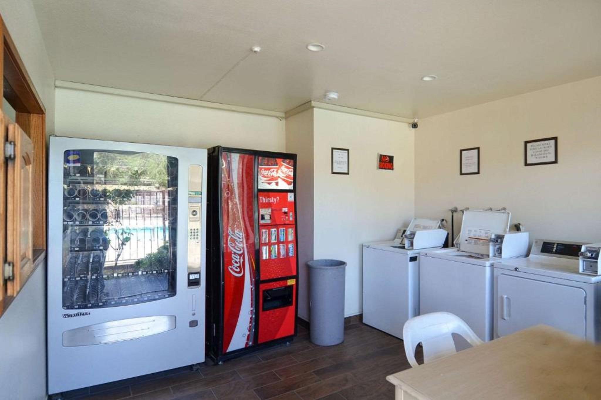 Beyond Stay Hotel Victorville Downtown Exterior foto
